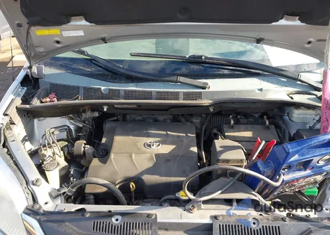 2013 Toyota Sienna Le 7 Passenger z USA, uszkodzony, nr VIN 5TDJK3DC2DS062720